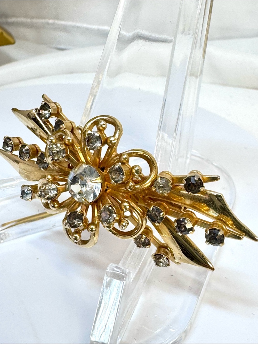 Elegant Crystal Floral Brooch-vintage